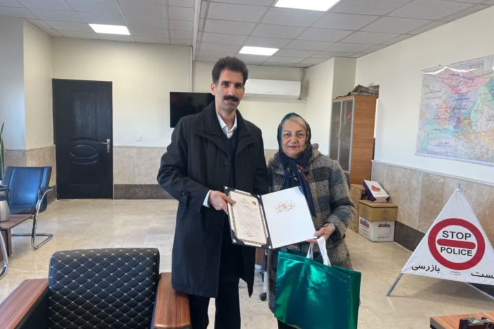 تقدیر راهداری از بانوی راننده البرزی  تقدیر راهداری از بانوی راننده البرزی