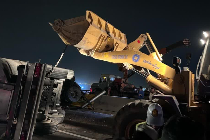 تصادف یک دستگاه تریلی در آزاد راه کرج-قزوین  تصادف یک دستگاه تریلی در آزاد راه کرج-قزوین