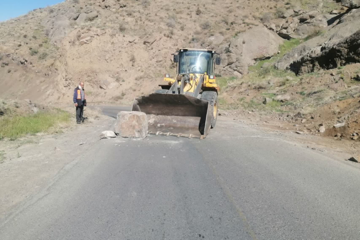 ریزش سنگ در جاده آتشگاه و پاکسازی مسیر توسط راهداران  ریزش سنگ در جاده آتشگاه و پاکسازی مسیر توسط راهداران