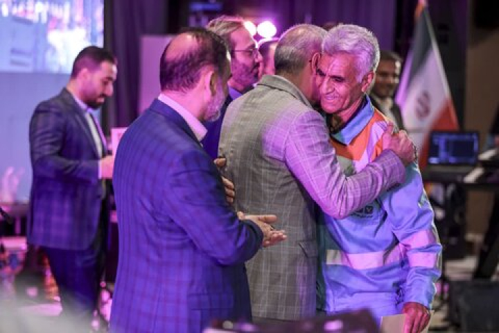 جشنی برای آنان که شهر را جَلا میدهند/اجرای ستارهها برای ستارههای بینام و نشان جشنی برای آنان که شهر را جَلا میدهند/اجرای ستارهها برای ستارههای بینام و نشان