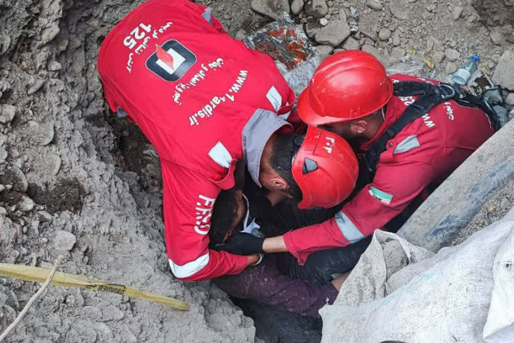 نجات یک فرد از داخل گودال ۳ متری نجات یک فرد از داخل گودال ۳ متری