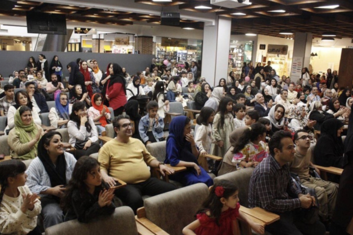 درخشش هنرمندان دارای معلولیت البرز بروی صحنه تئاتر در حضور مسئولین استان درخشش هنرمندان دارای معلولیت البرز بروی صحنه تئاتر در حضور مسئولین استان